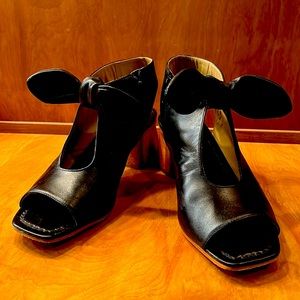 Stylish, comfortable and almost new.